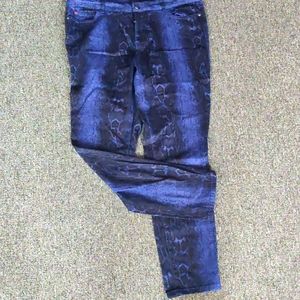 Sofia Vergara python pattern blue jeans